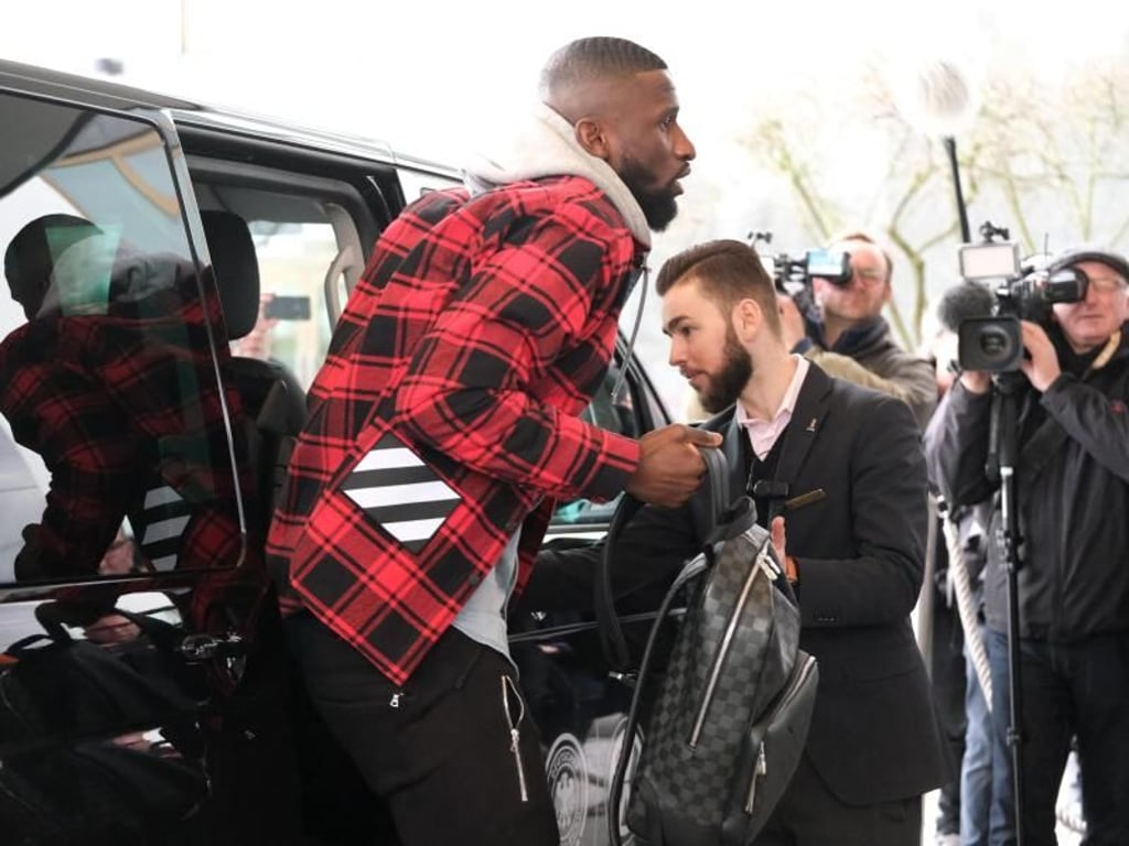 Ankunft der Spieler des DFB-Teams im Hotel Ritz Carlton in Wolfsburg: Antonio Rüdiger steigt aus einer Limousine. Foto: Peter Steffen