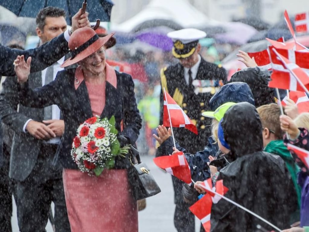 Kinder begrüßen die Königin. Foto: Axel Heimken