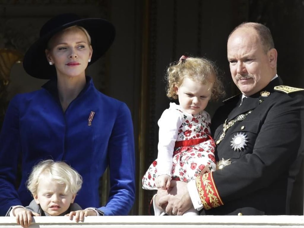 Fürst Albert II. von Monaco, seine Frau Fürstin Charlene und die Zwillinge Jacques und Gabriella am Nationalfeiertag 2017. Foto: Claude Paris