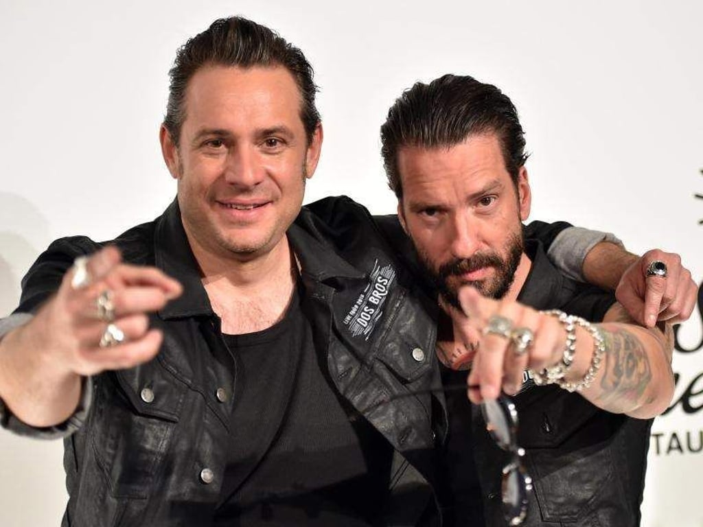 Die Sänger Sascha Vollmer (l) und Alec Völkel von der Band The BossHoss stehen zu ihren Gefühlen. Foto: Britta Pedersen