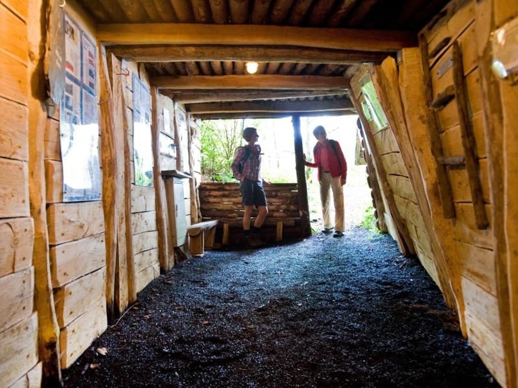 Wanderer auf dem Marienwanderweg können das alte Schieferbergwerk Assberg besichtigen - es war die größte Schiefergrube der Region. Foto: Westerwald Touristik-Service/Dominik Ketz