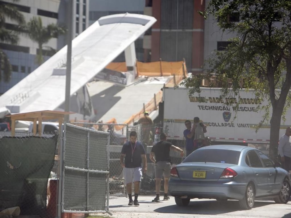 Ersthelfer arbeiten an der Unfallstelle. Foto: Daniel A. Varela/Miami Herald