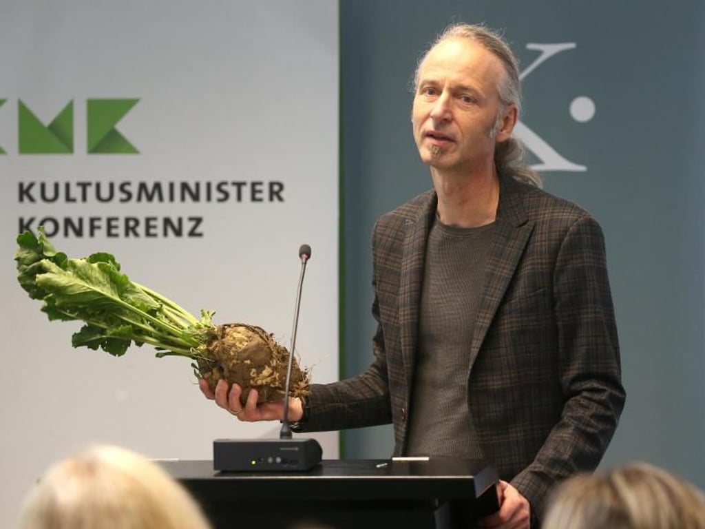 Hildesheim: Thomas Harling brachte eine Zuckerrübe mit. Foto: Wolfgang Kumm/dpa