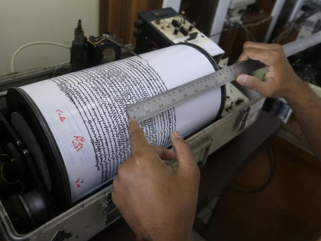 Ein Beamter kontrolliert in einem Beobachtungsposten einen Seismographen. Foto: Achmad Ibrahim/AP