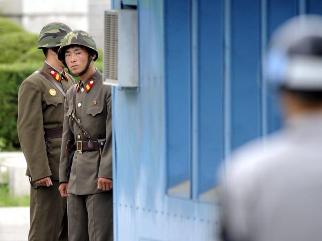 Sichtkontakt: Nordkoreanische Soldaten (im Hintergrund) beobachten im Grenzort Panmunjom einen südkoreanischen Militärangehörigen. Foto: Song Kyeong-Seok/Pool/Yonhap News Agency