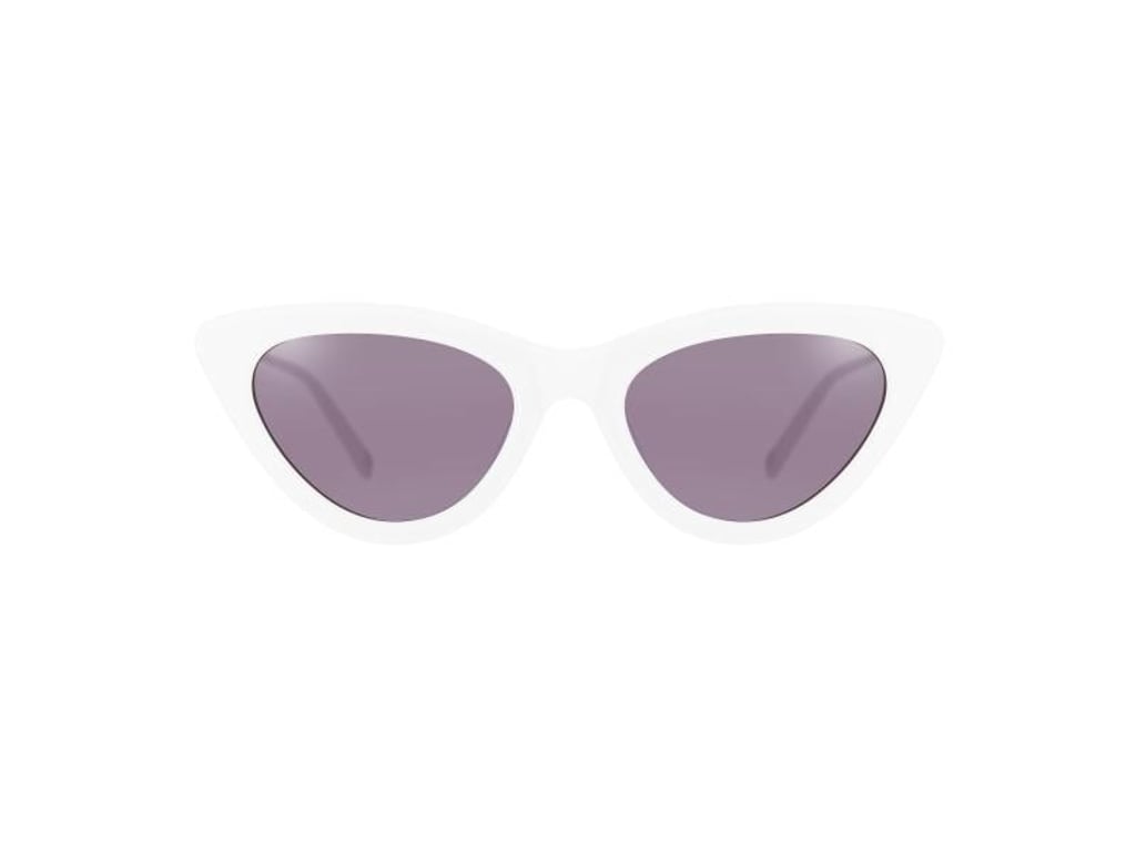 Eine Sonnenbrille mit weißer Fassung und einem geschwungenen Schnitt - hier ein Modell von s.Oliver Eyewear. Foto: s.Oliver Eyewear