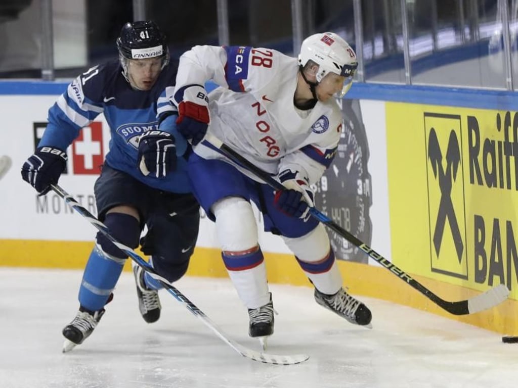 Der Finne Antti Pihlstrom (l) kämpft gegen Norwegens Niklas Roest um den Puck. Foto: Petr David Josek