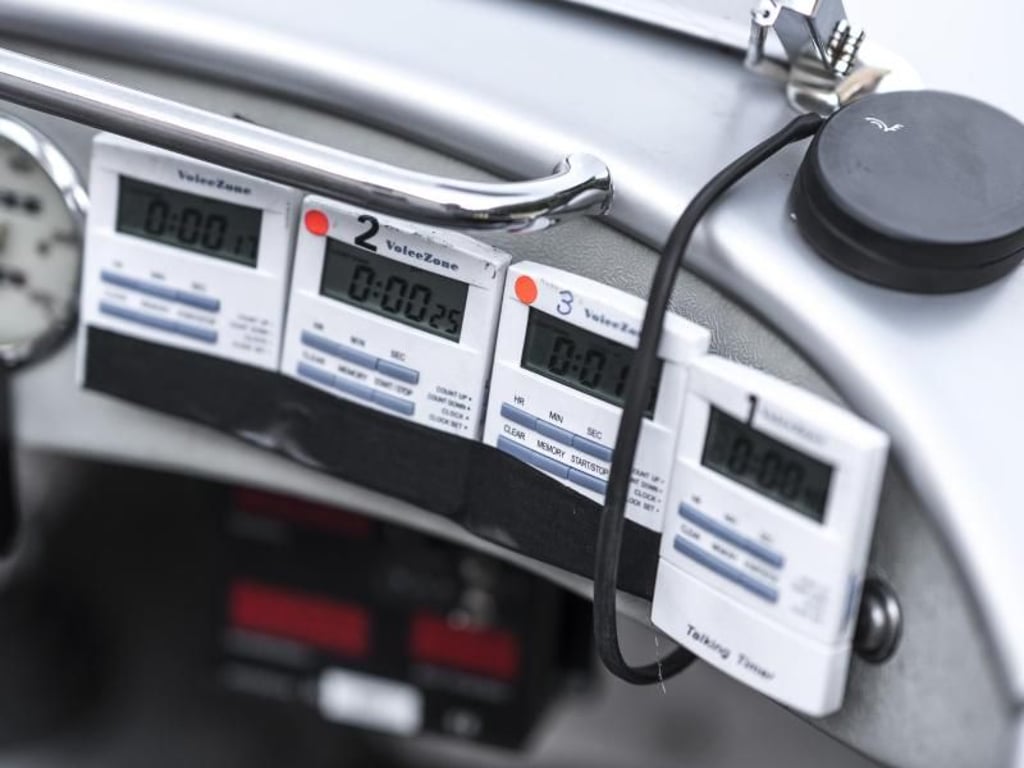 Moderne Zeiten: Digitale Zusatzinstrumente wie Stoppuhren treffen auf die klassischen analogen Rundinstrumente in diesem BMW-Cockpit. Foto: BMW Group Classic