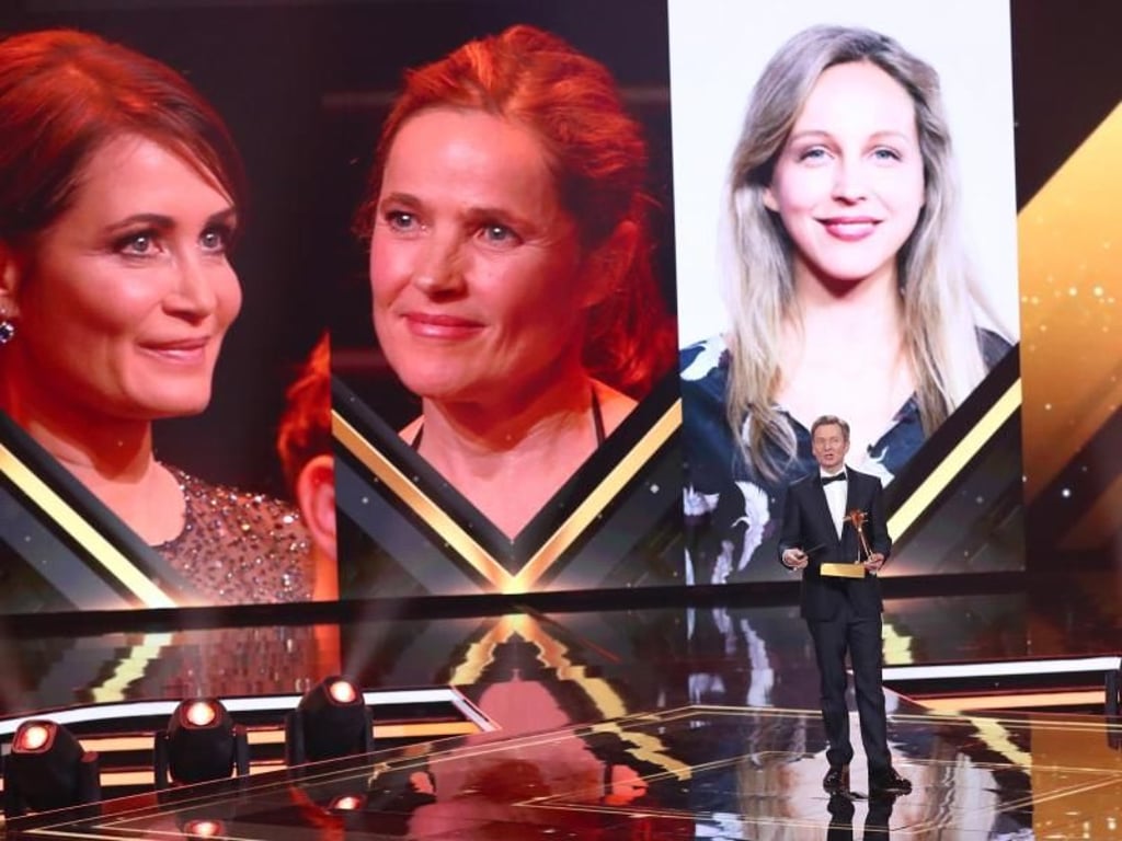 Der Schauspieler Michael Kessler hält die Laudatio für die Goldene Kamera für die «Beste deutsche Schauspielerin». Nominiert waren Anja Kling, Karoline Eichhorn und Petra Schmidt-Schaller (r). Foto: Christian Charisius