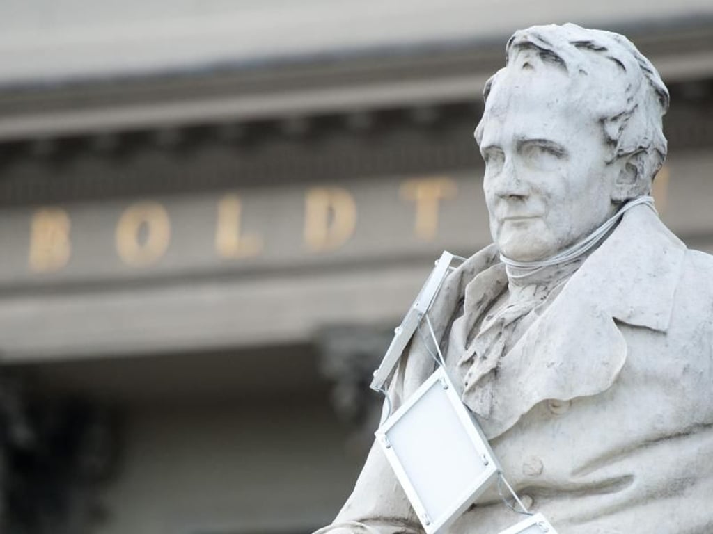 Ein Denkmal für Alexander von Humboldt steht vor dem Eingang der nach ihm benannten Universität in Berlin. Foto: Maurizio Gambarini