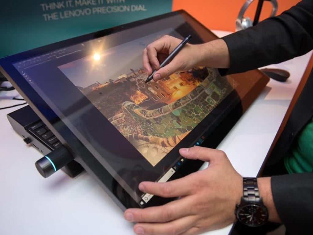 Touch ist bei All-in-one-PCs selten geworden: Lenovos Yoga A940 ist aber damit ausgestattet. Foto: Andrea Warnecke