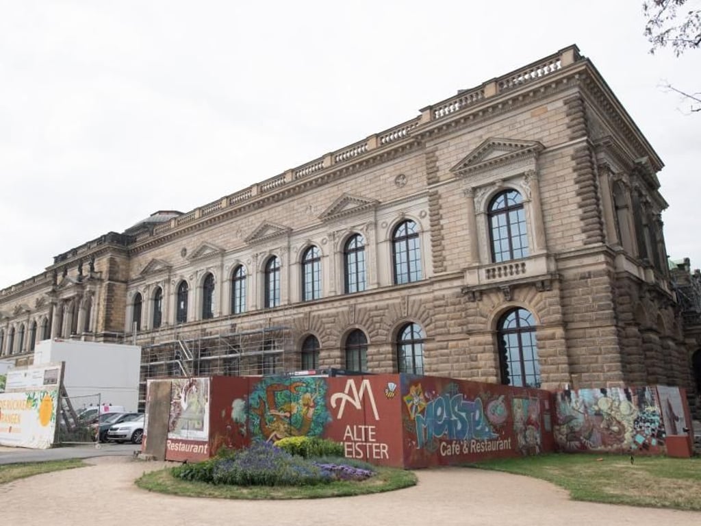 Ein Bauzaun umgibt noch das Gebäude der Sempergalerie. Foto: Sebastian Kahnert
