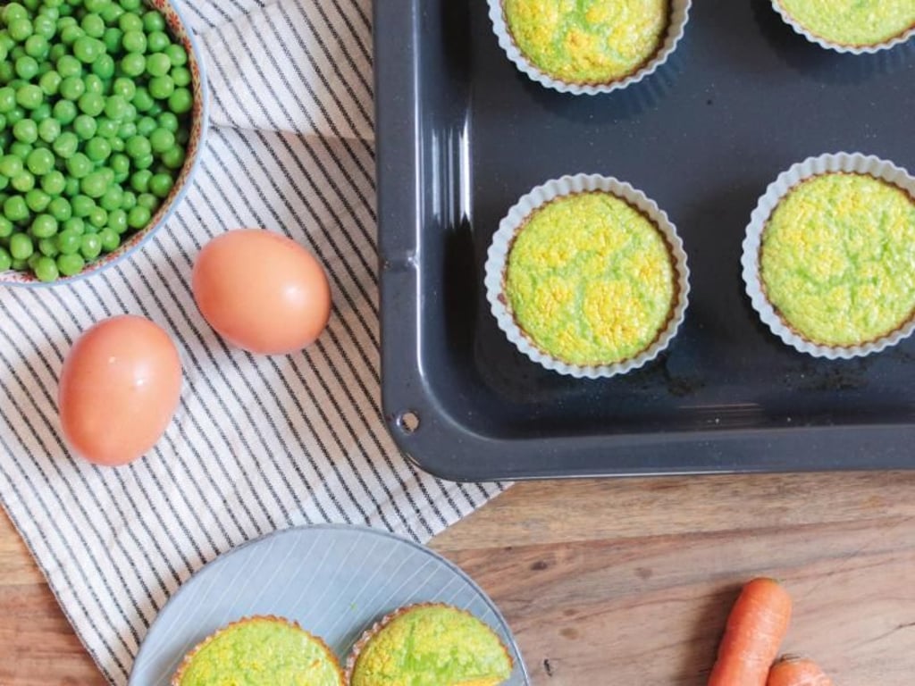 Bunte Eierküchlein mit Erbsen und Möhren kann man gut zum Frühstück essen. Foto: Vanessa von Hilchen