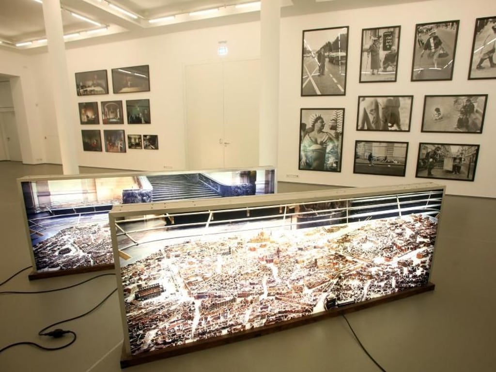 Zwei Lichtboxen von Hermann Pitz. Foto: Roland Weihrauch