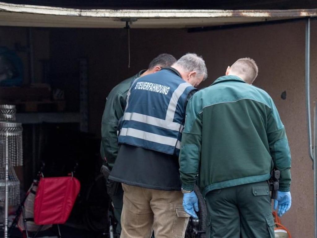 Fahnder von Zoll und Steuerfahndung im Einsatz. Foto: Boris Roessler