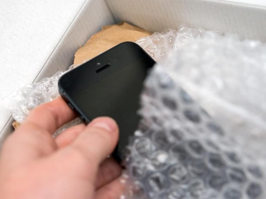 Beim Kauf des Wunsch-Smartphones kann man durchaus Geld sparen, wenn man ein gebrauchtes oder sogar runderneuertes Gerät ersteht. Foto: Andrea Warnecke
