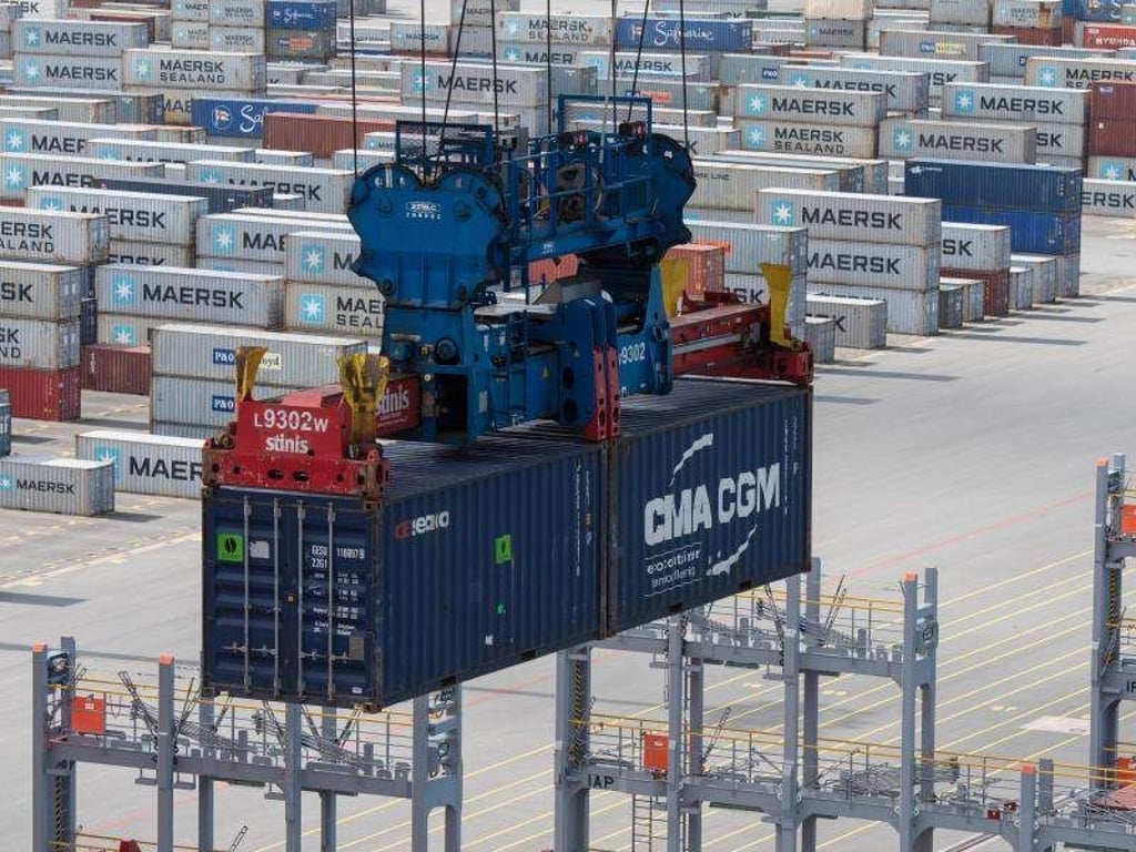 Containerverladung im JadeWeserPort in Wilhelmshaven. Der DIHK rechnet mittlerweile nur noch mit einem Anstieg der Ausfuhren von Waren und Dienstleistungen um 1,2 Prozent in diesem Jahr. Foto: Ingo Wagner