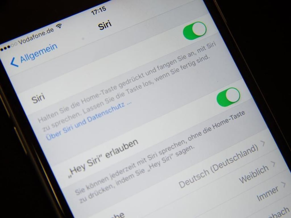 Der digitale Assistent Siri kann nun auch ohne angeschlossenes Stromkabel per Sprachkommando aktiviert werden. Ein neuer Co-Prozessort macht es möglich. Foto: Andrea Warnecke