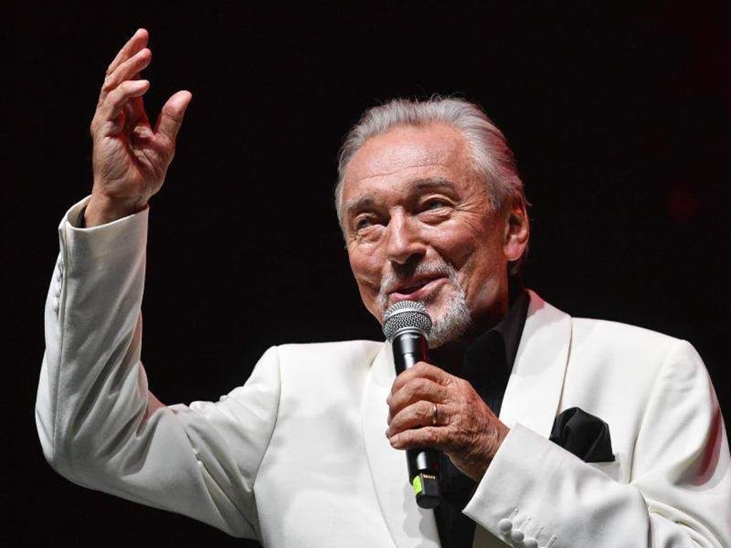 Der tschechische Schlagersänger Karel Gott in Prag auf der Bühne. Foto: Michal Kamaryt/CTK