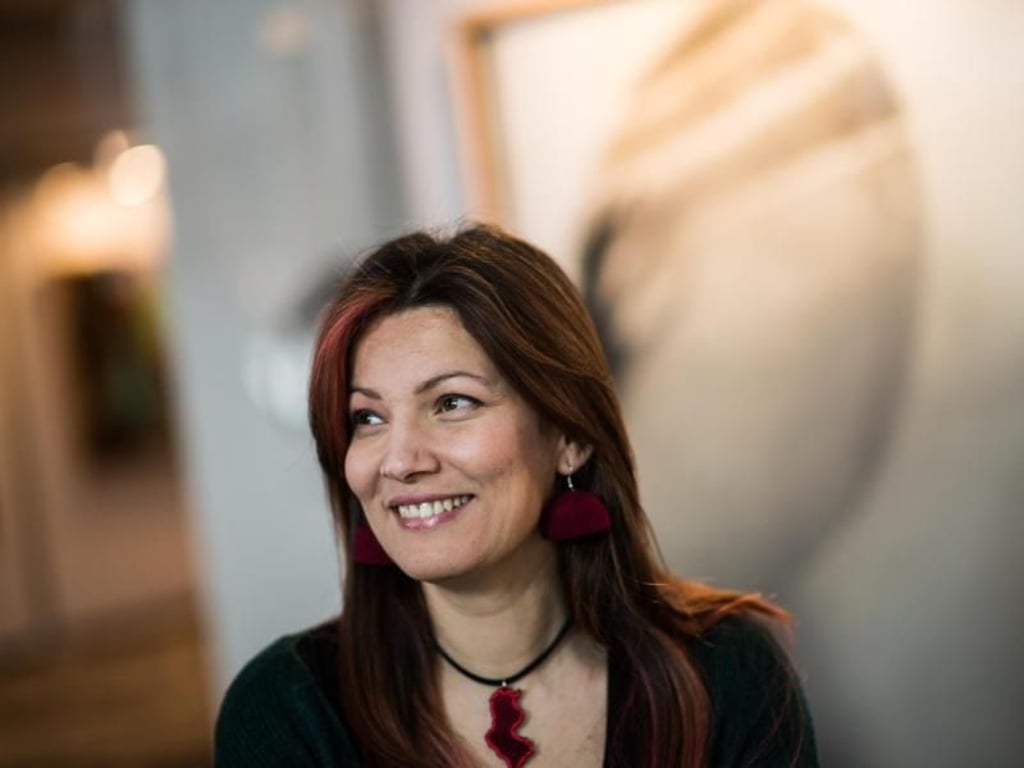 Die tunesische Künstlerin Mouna Jemal Siala in der Ausstellung. Foto: Andreas Arnold