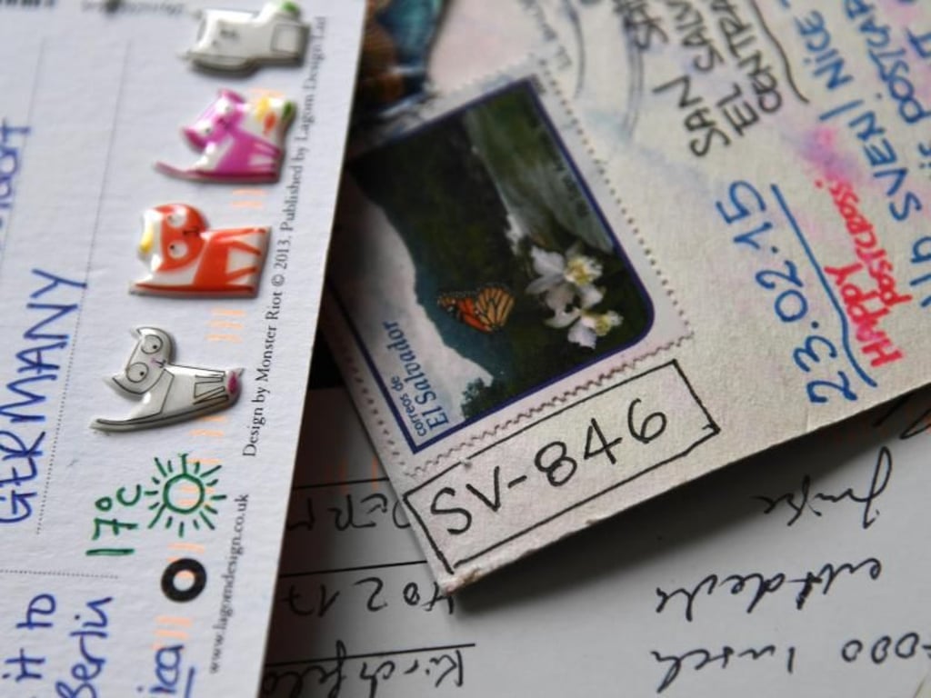 Grüße aus Mittelamerika: Eine seltene Postkarte aus El Salvador (r), mit der speziellen Postcrossing-Kennung. Foto: Ina Fassbender