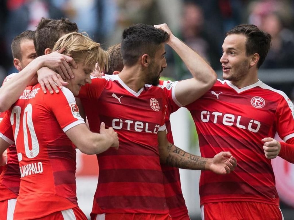 Die Spieler von Fortuna Düsseldorf feiern dasf 1:0 gegen den FC St. Pauli. Foto: Maja Hitij