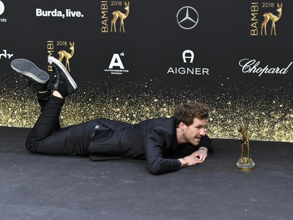 Luke Mockridge pirscht sich an das Bambi ran. Foto: Jens Kalaene