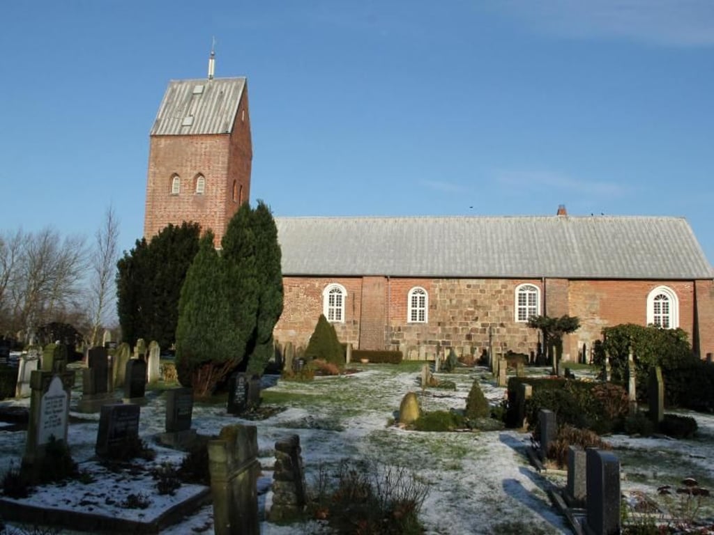 Die Kirche und der Friedhof St. Laurentii in Süderende ist auch im Winter einen Besuch wert. Foto: Verena Wolff