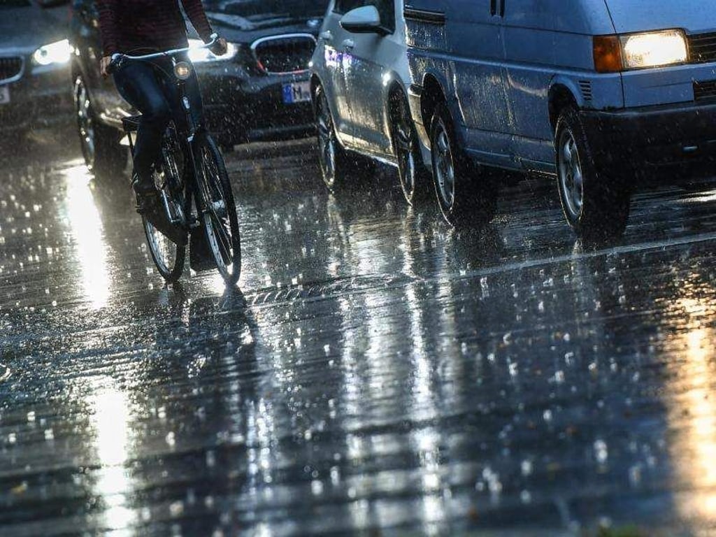 Das Wochenende verläuft überwiegend nass, nur der Osten bleibt diesmal verschont. Foto: Jens Kalaene