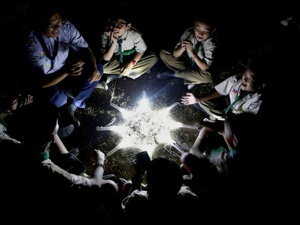 Kinder auf den Philippinen haben mit ihren Taschenlampen einen Stern gebildet. Foto: XinHua