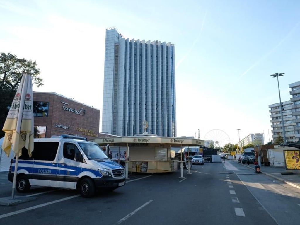 Nach dem verhängnisvollen Streit in der Chemnitzer Innenstadt in der Nacht zu Sonntag mit einem Todesopfer und zwei Verletzten endet das Stadtfest vorzeitig. Foto: Sebastian Willnow
