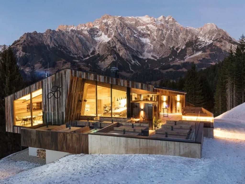Hängt scheinbar im Nichts: Die «Deantnerin» im Gebiet Ski amadé wurde im Sommer 2016 gebaut. Foto: Die Deantnerin/dpa-tmn