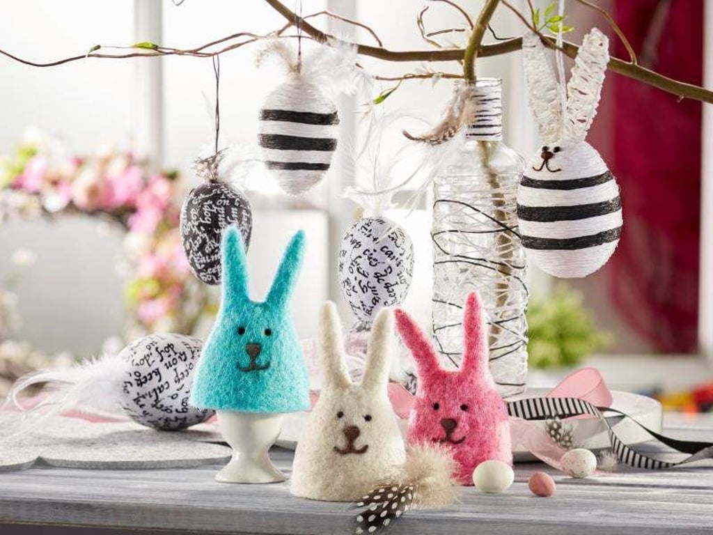 Mit Bast umwickelte oder mit Dekorpapier beklebte Eier und Eierwärmer aus Filz: Viele Firmen bieten derzeit Wohnaccessoires zu Ostern an, die wie selbst gemacht wirken. So etwa Ernsting's Family. Foto: Ernsting's Family