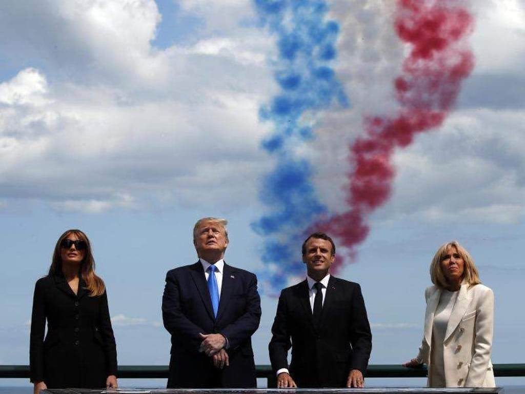 Trump und Macron wurden von ihren Ehefrauen begleitet und schauten sich einen Kunstflug der Patrouille de France an. Die Kunstflieger zeichneten eine Trikolore in den Himmel. Foto: Alex Brandon/AP