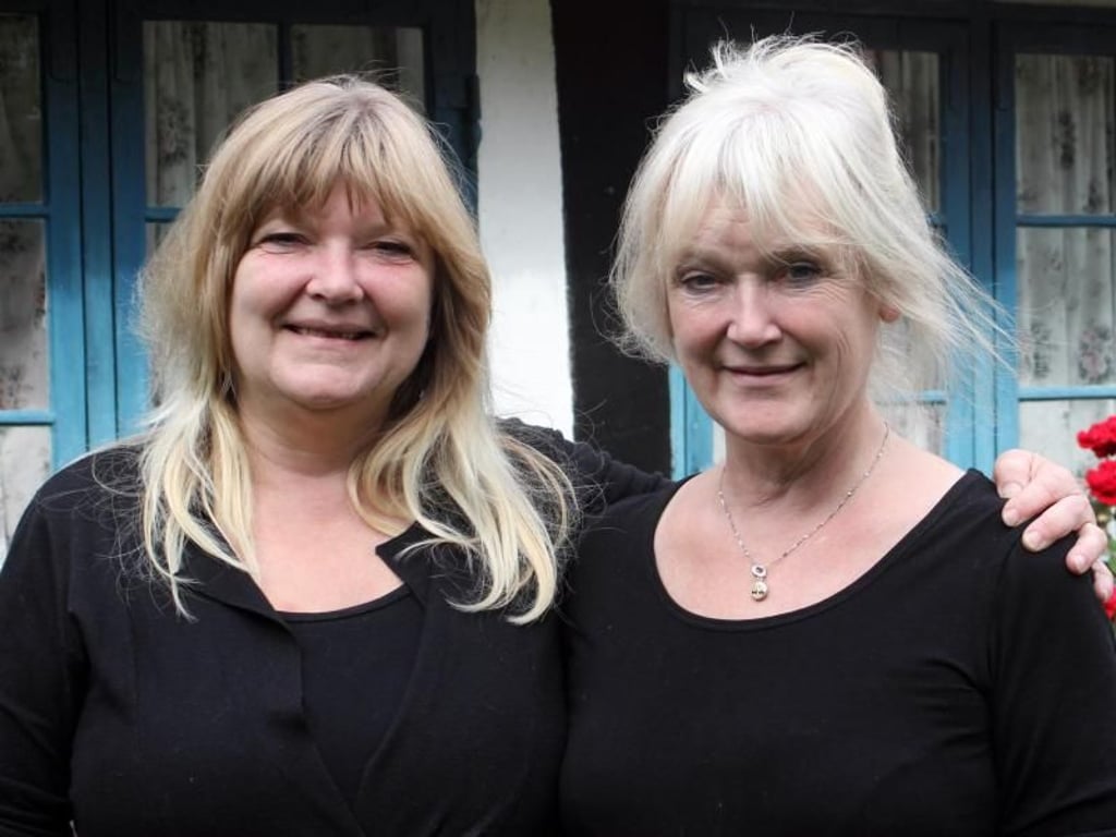 Die Schwestern Sanne Larsen und Beth Blay betreiben auf Drejø im Hochsommer das urige Museumscafé «Gammel Elmegaard». Foto: Bernd F. Meier