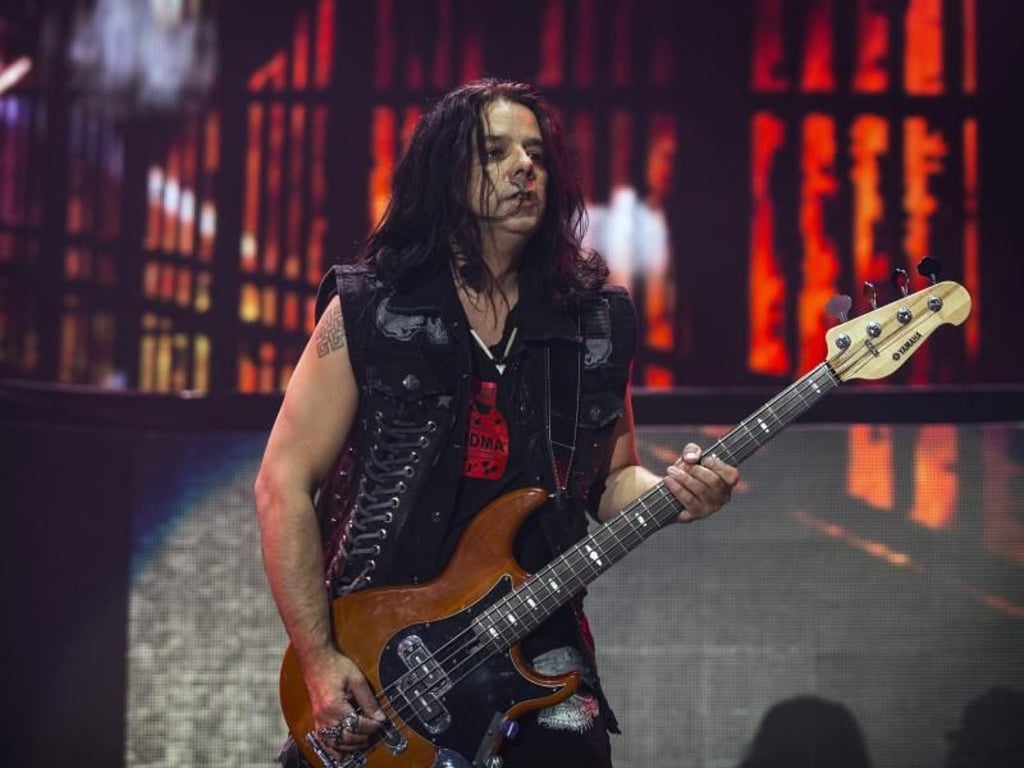 Bassist Pawel Maciwoda von den Scorpions in Paris. Foto: Etienne Laurent