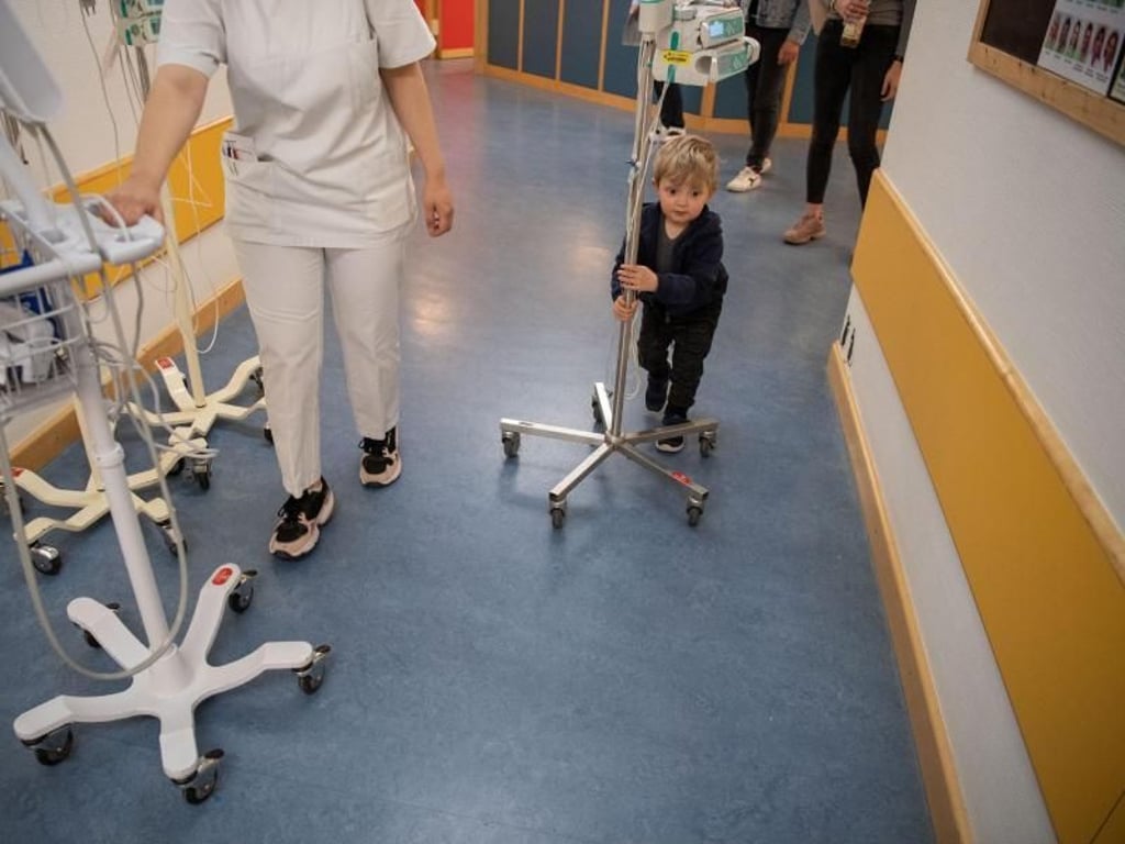 Levin schiebt sein Infusionsgeräts vor sich her über den Gang der Klinik. Foto: Marijan Murat
