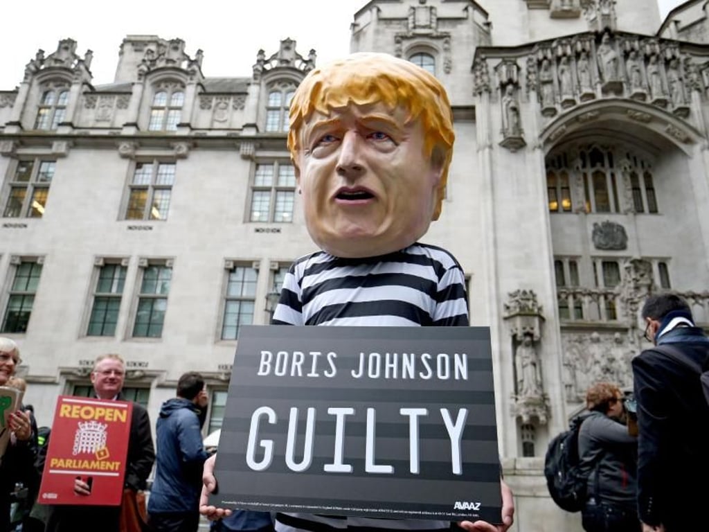 Ein Mann vor dem Gericht hat sich als Boris Johnson in Sträflingskleidung verkleidet. Seine Meinung: Der Premier ist «schuldig». Foto: Jonathan Brady/PA Wire