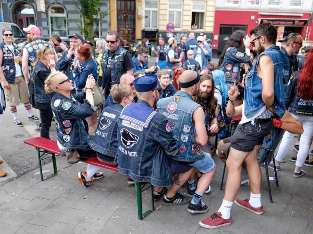 Mitglieder der «Turbojugend» feiern in Hamburg vor der Kneipe «Schlemmer-Eck». Foto: Axel Heimken