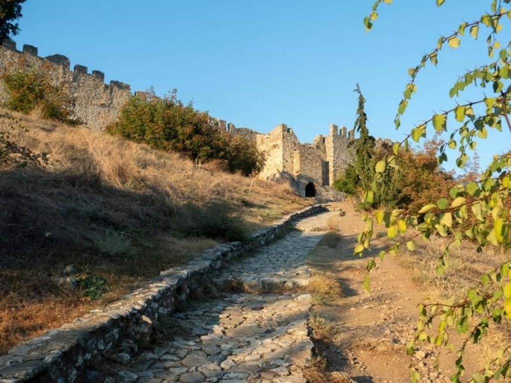 Einsamer Pfad hinauf zur Burg Platamon - die geschäftige Küste ist weit weg. Foto: Andreas Drouve