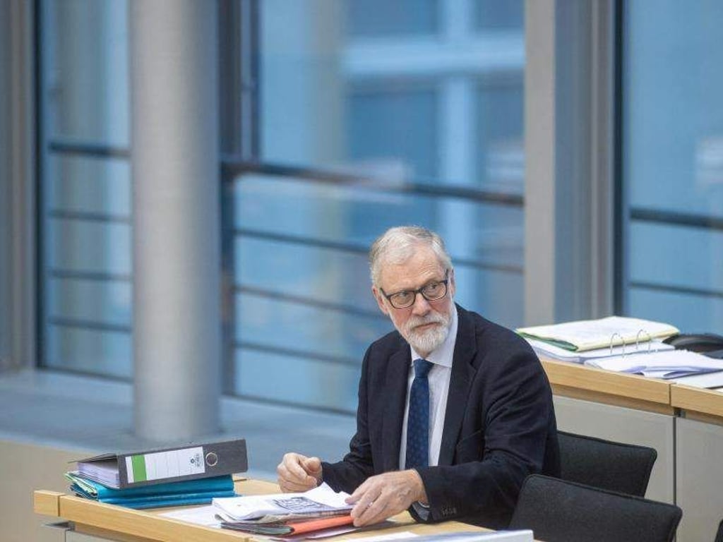Rainer Robra (CDU), Sachsen-Anhalts Kulturminister, sitzt im Plenarsaal. Foto: Klaus-Dietmar Gabbert/Archivbild
