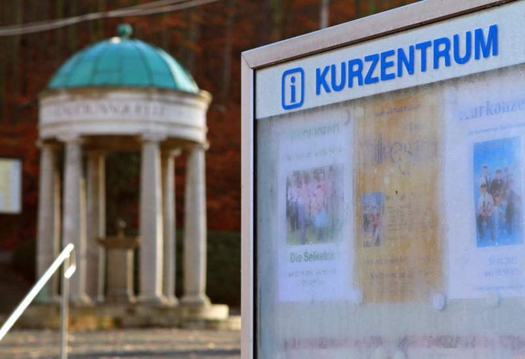 ARCHIV - Der Behringer Brunnen, das Wahrzeichen des Kurzentrums in Bad Suderode (Sachsen-Anhalt), aufgenommen am 22.11.2012. Am 20.07.2015 beginnt der Prozess im Streit um den Verkauf des Kurzentrums in Bad Suderode. Foto: Matthias Bein/dpa +++(c) dpa - Bildfunk+++