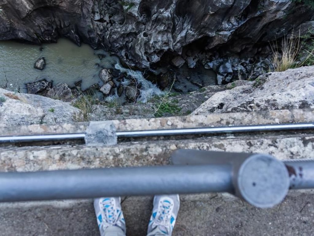 Blick in die Tiefe: Der Königspfad führt immer an der Schlucht entlang. Wer Höhenangst hat, dem wird an der ein oder anderen Stelle durchaus schummrig. Foto: Philipp Laage