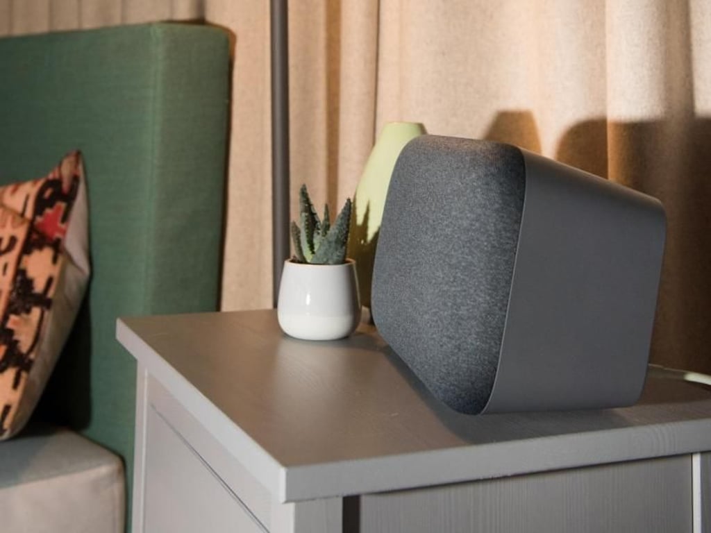 Den Google Home Max gibt es in Weiß und Schwarz. Foto: Franziska Gabbert