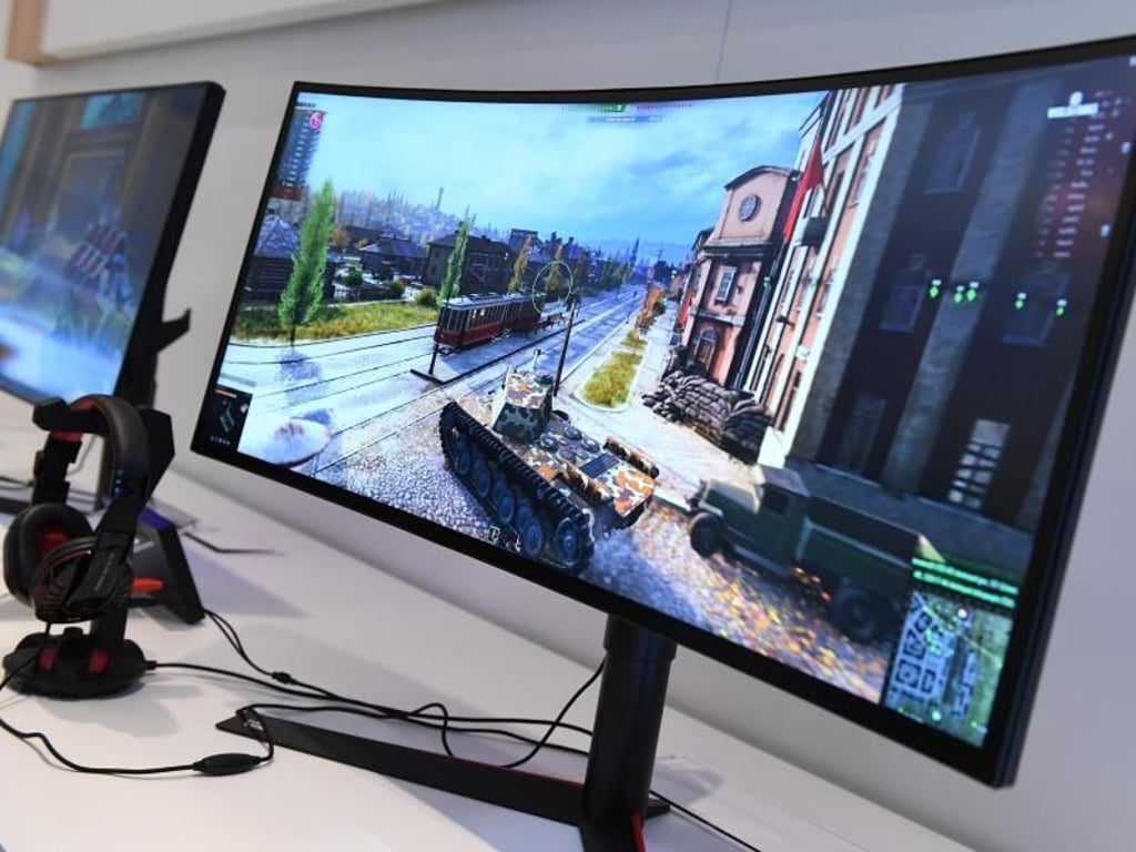 Curved-Monitore haben einen nach innen gewölbten Bildschirm und sind etwa bei Computerspielern beliebt. Foto: Franziska Gabbert