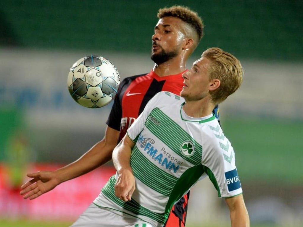 Der Fürther Maximilian Sauer (r) im Duell um den Ball gegen den Wiesbadener Daniel-Kofi Kyereh. Foto: Timm Schamberger