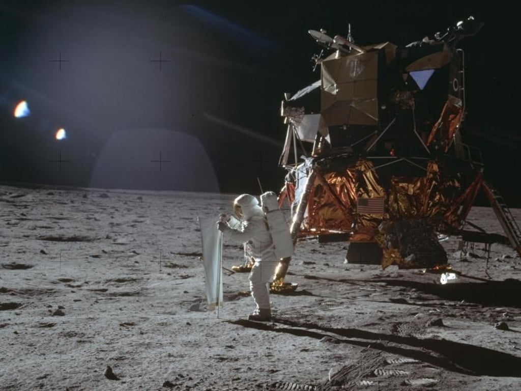 Am 20. Juli 1969 arbeitet der Apollo-11-Astronaut Buzz Aldrin an einem solaren Windversuchsgerät auf der Mondoberfläche. Foto: Neil Armstrong/Nasa/AP