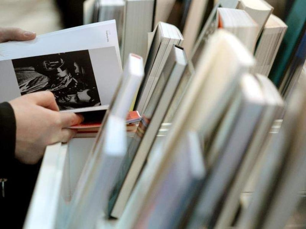 Bücher werden in Deutschland vor allem von Frauen gelesen: 46 Prozent von ihnen greifen täglich oder mehrmals zu einem Buch. Bei den Männern sind es nur 30 Prozent. Foto: Hendrik Schmidt