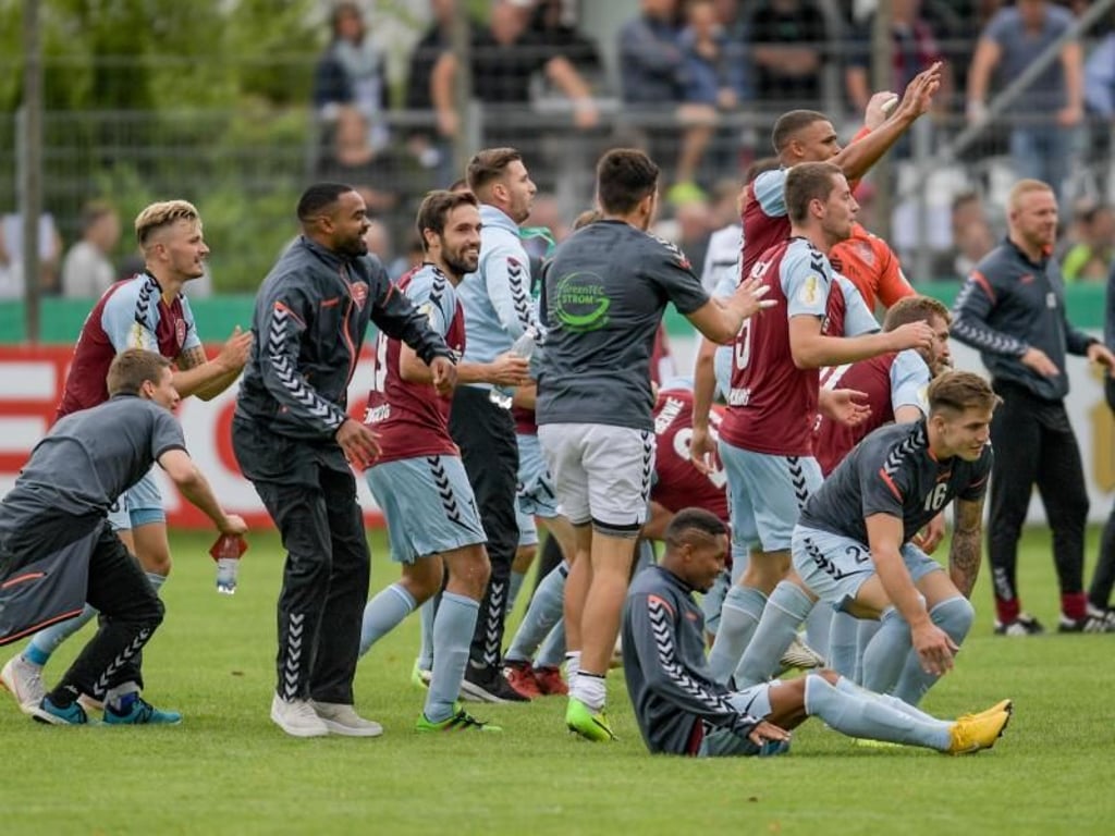 Flensburgs Spieler feiern den Sieg gegen den VfL Bochum. Foto: Axel Heimken