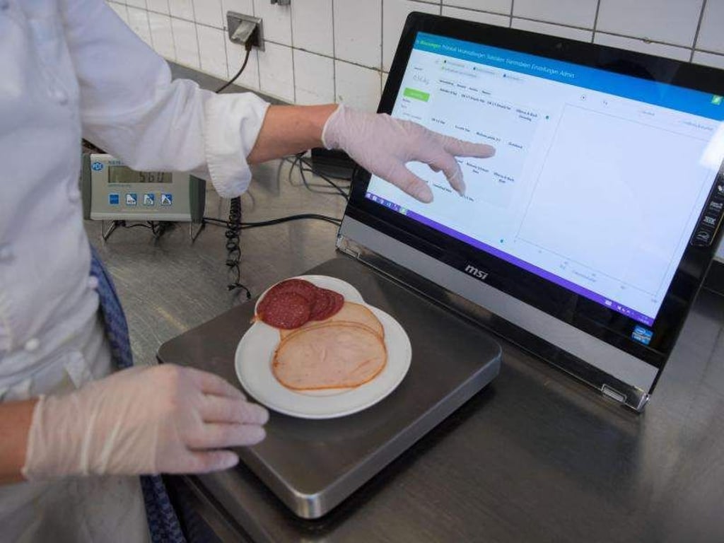 Regina Müller, Chef de Partie im Hotel Maritim, erfasst das Gewicht von Geflügelwurst-Resten. So sollen die Berge an Essensresten in Zukunft verkleinert werden. Foto: Marijan Murat